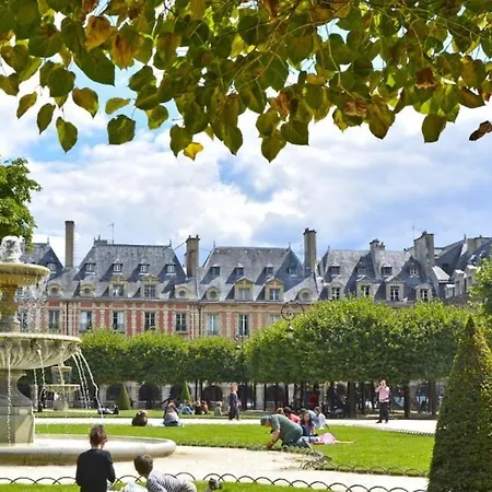 Luxury In Prestigious Le Marais - Location Apartment *